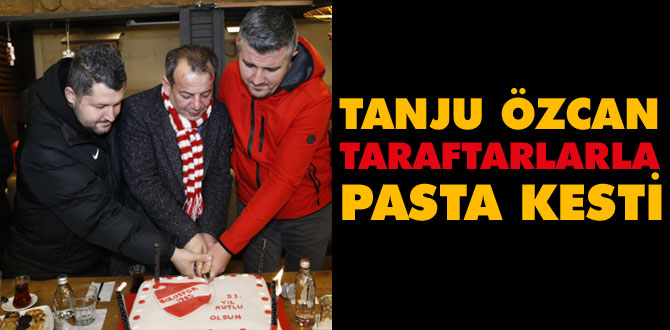 Tanju Özcan taraftarla pasta kesti
