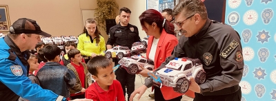 Bolu polisi çocuklara oyuncak dağıttı