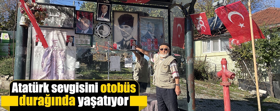Otobüs durağını 10 yıldır Türk bayrakları ve Atatürk resimleriyle süslüyor.