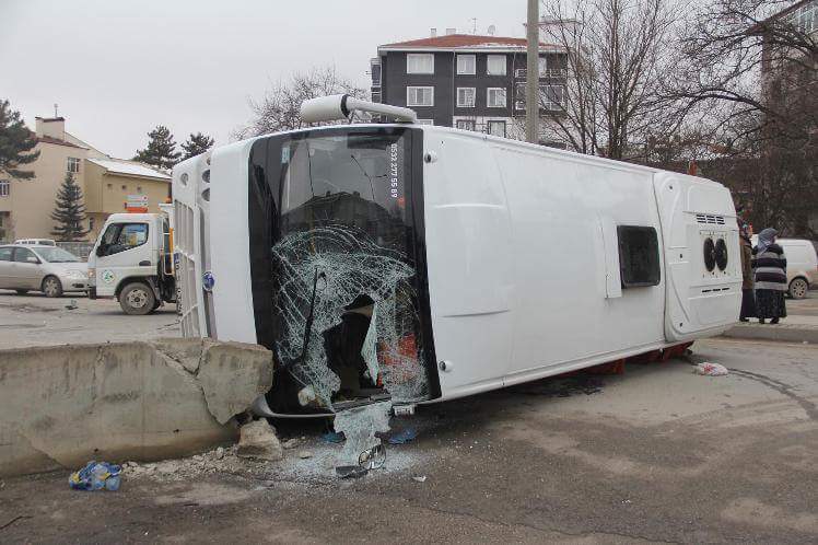 Servis otobüsü işte böyle devrildi
