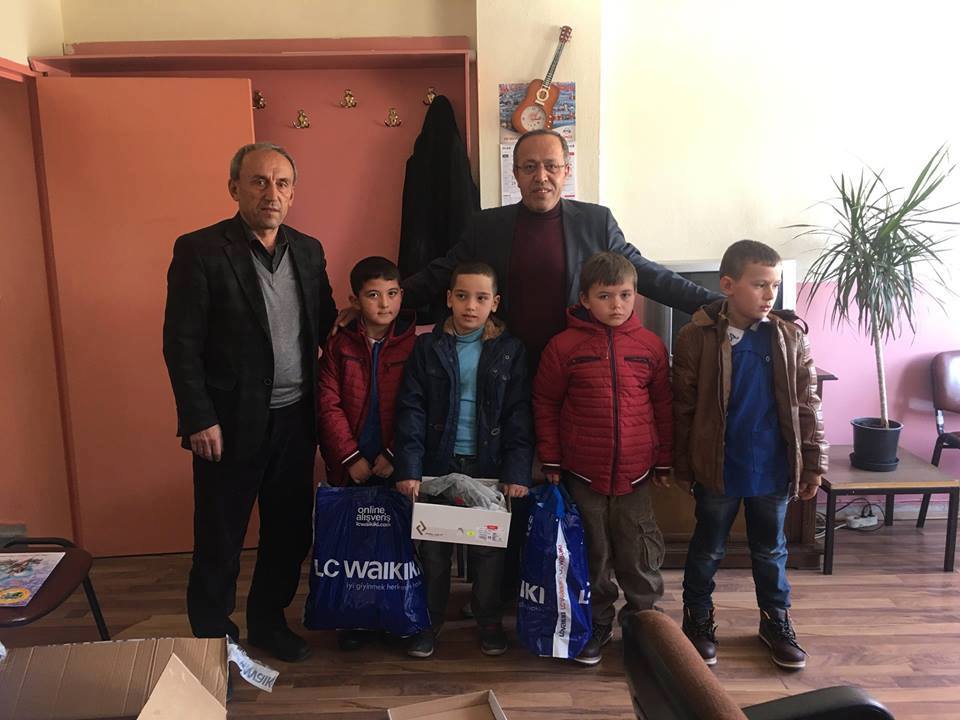 Uzunoğlu'ndan başarılı öğrencilere hediye