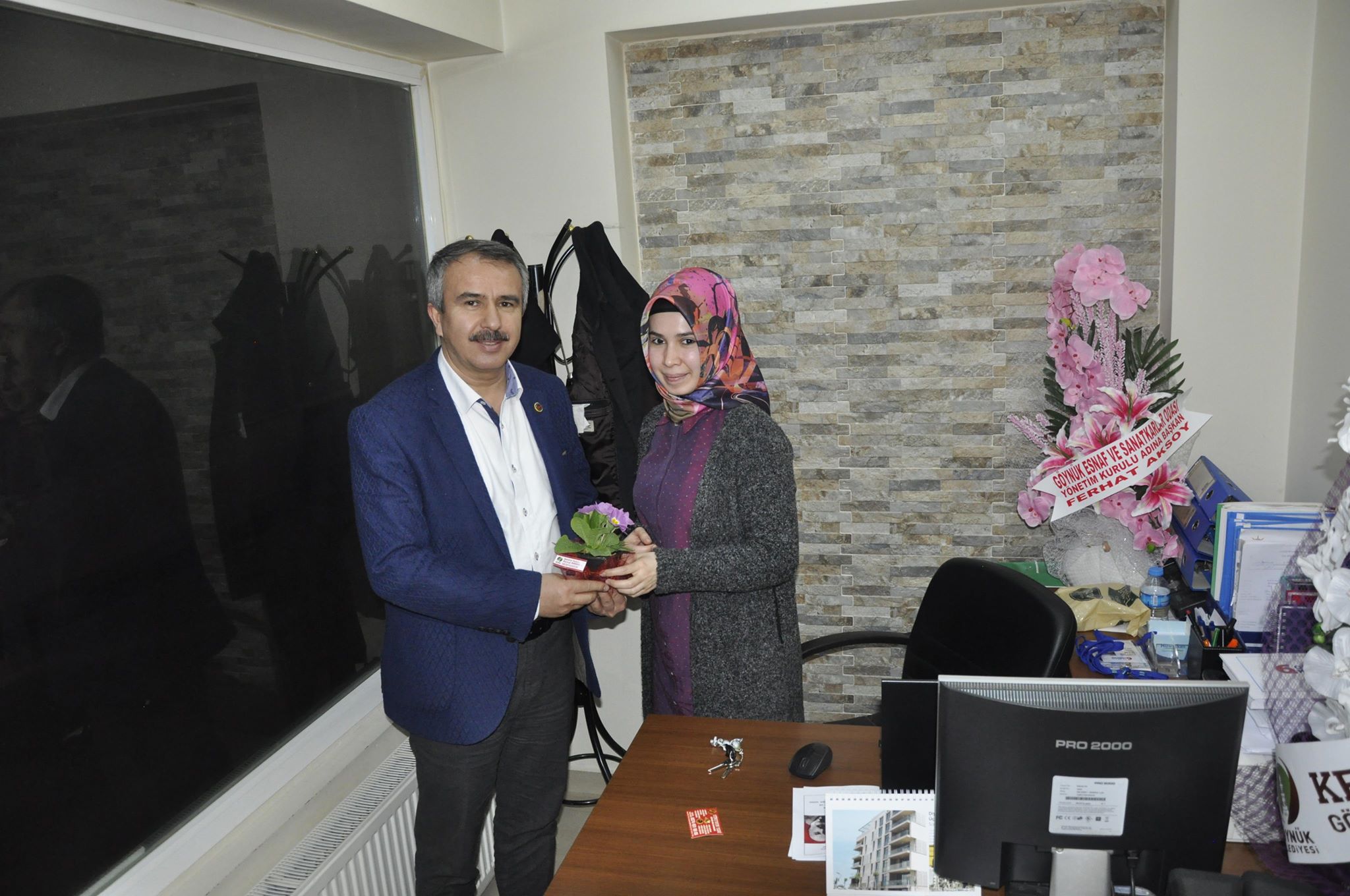 Duyarlı Başkan Kemal Kazan çiçek dağıttı