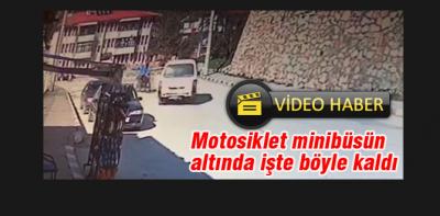 Motosiklet sürücüsünün minibüsün altında kaldığı anlar