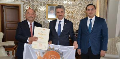 Cittaslow sertifikasını Vali Baruş'a sundular
