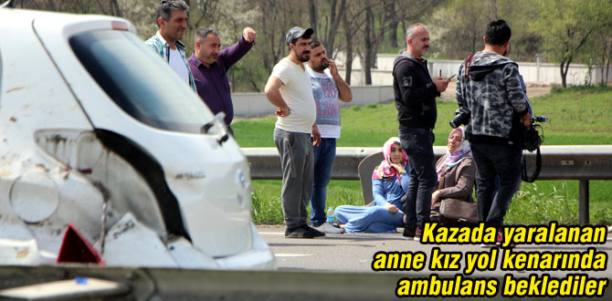 Bariyerlere çarpan otomobildeki anne-kız yaralandı