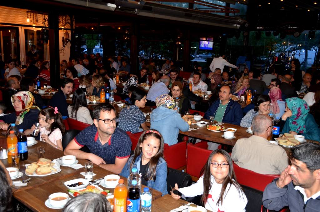 Tıp personeli iftarda bir araya geldi