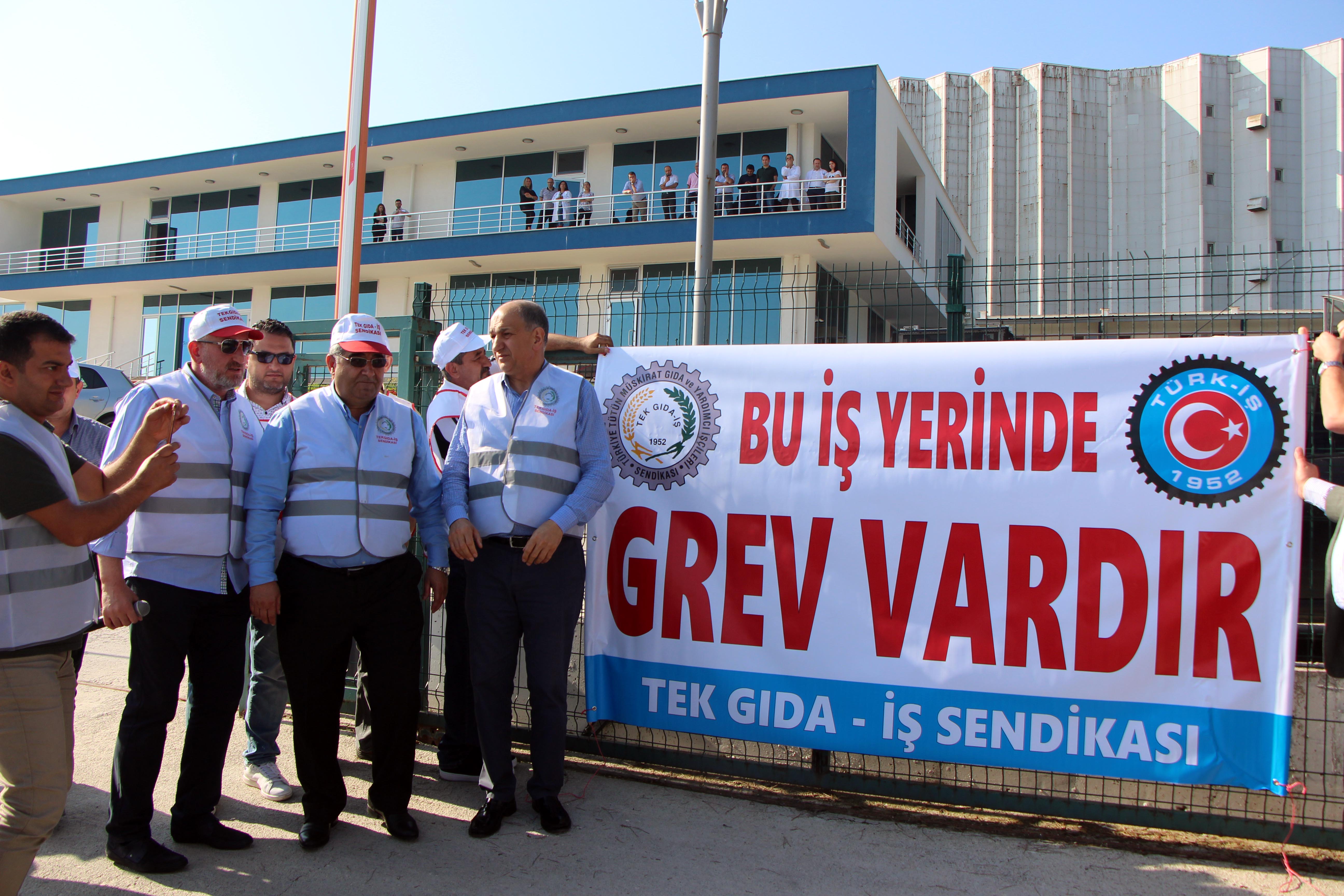 Makarna fabrikasında işçiler greve çıktı