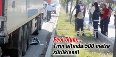 Tırın altında 500 metre sürüklendi