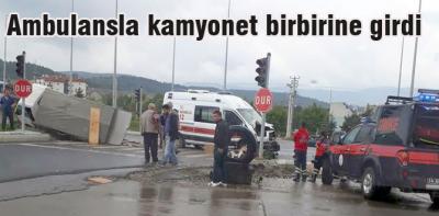 Ambulansla kamyonet çarpıştı