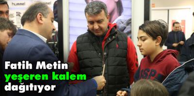 Fatih Metin yeşeren kalem dağıtıyor