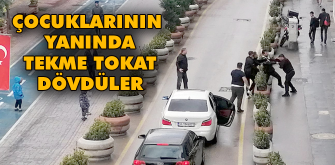 'Yol verme' kavgasında, çocuklarının yanında tekme tokat dövüldü