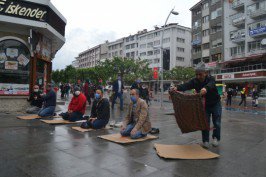 Çöp kamyonu mahalleyi elektriksiz bıraktı