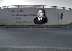 TÜRK SİYASETİNİN ÖNEMLİ İSİMLERİNİN PORTRELERİ ÇİZİLİYOR