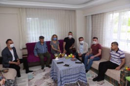 Başkan Özcan'dan babalara çok anlamlı ziyaret