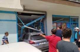 Otomobil markete girdi: 3 yaralı
