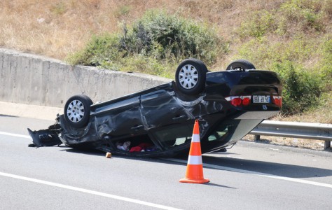 Otoyol'da bariyerleri aşan otomobil, şarampole uçtu: 4 yaralı