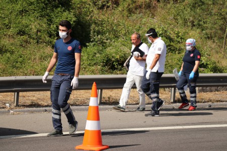 TEM’de bariyerlere çarpan otomobil takla attı: 1 yaralı