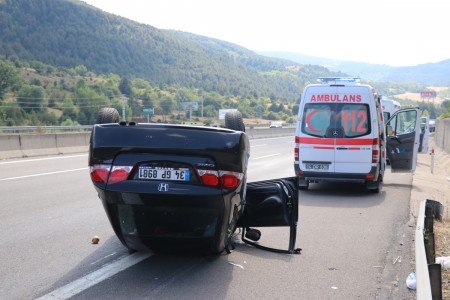 Otoyol'da bariyerleri aşan otomobil, şarampole uçtu: 4 yaralı