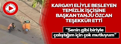 Bolu’da temizlik işçisi yanına gelen kargayı elleriyle besledi