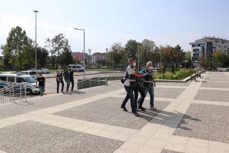 Çöp kamyonu mahalleyi elektriksiz bıraktı