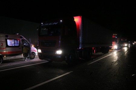 Bolu’da, traktörün römorkuna çarpan otomobil takla attı: 3 yaralı