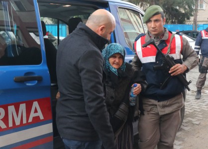 Bolu'da genç kızla papağanın inanılmaz dostluğu