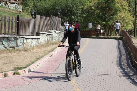 Gölcük tabiat parkı hafta sonu tatilcilerin ilgi odağı oldu