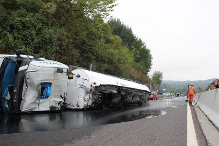 Bolu Dağında zift yüklü tanker devrildi