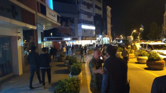 Kavga eden gruba polis müdahalesinde, 2 polis, 3 bekçi yaralandı: 8 gözaltı