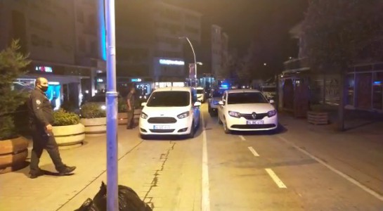 Kavga eden gruba polis müdahalesinde, 2 polis, 3 bekçi yaralandı: 8 gözaltı