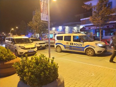 Kavga eden gruba polis müdahalesinde, 2 polis, 3 bekçi yaralandı: 8 gözaltı