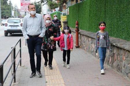 Bolu'da ahır, fırın evi, 2 samanlık, 2 bin saman balyası yandı