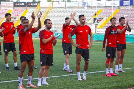 Bolu'da genç kızla papağanın inanılmaz dostluğu