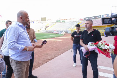 Bolu'da genç kızla papağanın inanılmaz dostluğu