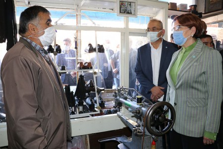 Akşener'in geldiğini duyan yanına koştu