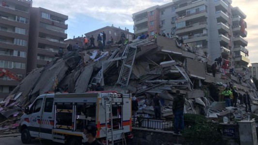 Otoyol'da bariyerleri aşan otomobil, şarampole uçtu: 4 yaralı