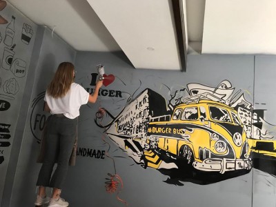 Şehrin duvarlarını resimleriyle renklendiriyor