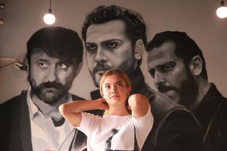 Şehrin duvarlarını resimleriyle renklendiriyor