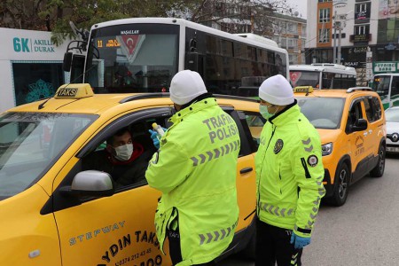 Bolu'da genç kızla papağanın inanılmaz dostluğu