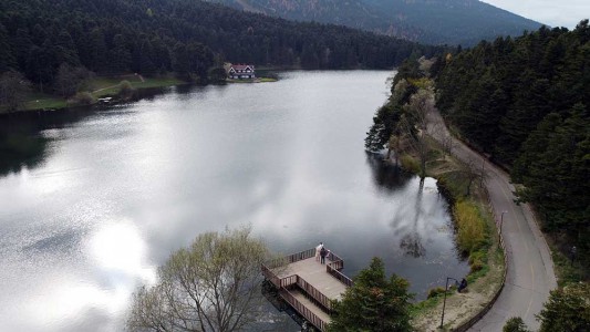 Yolcu otobüsü alt geçide sıkıştı kaldı