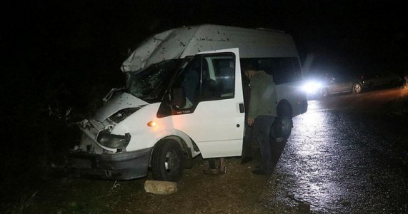 Otoyol'da bariyerleri aşan otomobil, şarampole uçtu: 4 yaralı