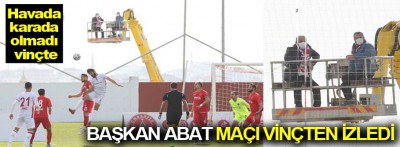 Başkan Abat vinçten maçı izledi