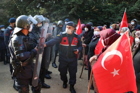 Bolu'da trafik durma noktasına kadar geliyor