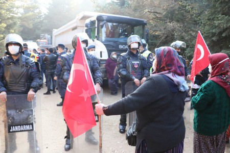Bolu’da jandarmayla köylüler arasında yıkım gerginliği