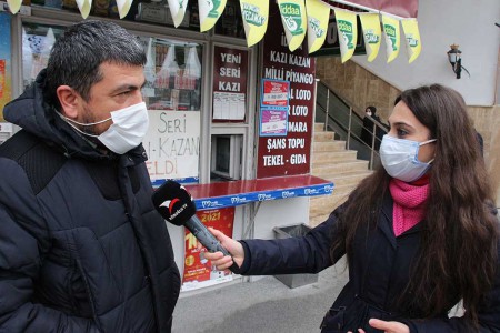 Öğrenciler devrilen ağacın altına kalmaktan son anda kurtuldular