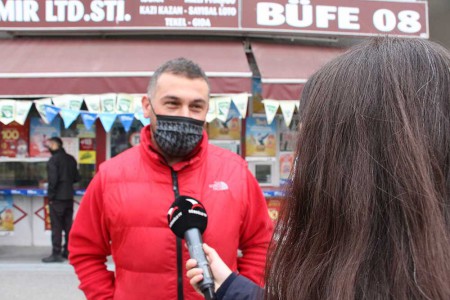 Öğrenciler devrilen ağacın altına kalmaktan son anda kurtuldular