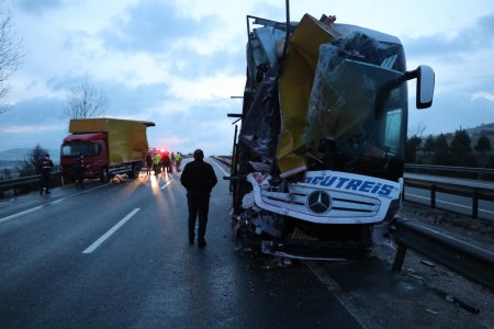 Otoyol'da bariyerleri aşan otomobil, şarampole uçtu: 4 yaralı