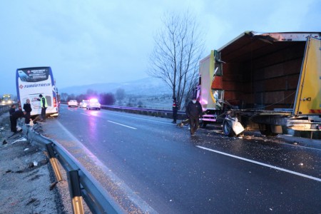 Otoyol'da bariyerleri aşan otomobil, şarampole uçtu: 4 yaralı