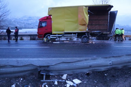 Otoyol'da bariyerleri aşan otomobil, şarampole uçtu: 4 yaralı