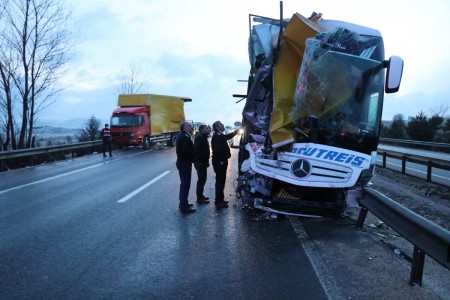 Otoyol'da bariyerleri aşan otomobil, şarampole uçtu: 4 yaralı